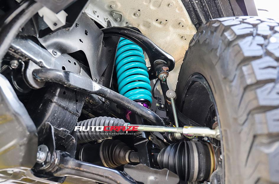 TOYOTA HILUX 4WD REBEL ANTHRACITE CENTER W BLACK LIP